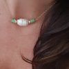 gargantilla con perla de río y piedra de howlite verde turquesa