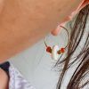 aros con perlas de río bañados en oro