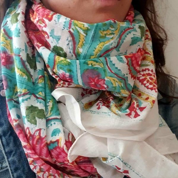 fular con estampado floral multicolor