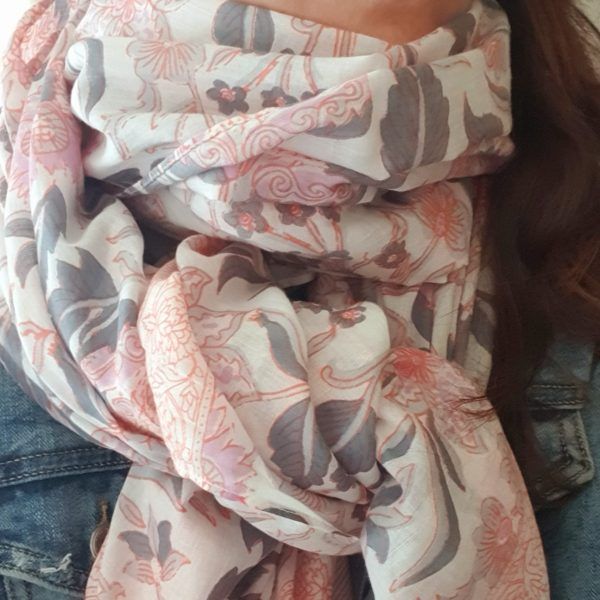 fular estampado floral en rosa y gris