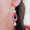 pendientes largos Cyra en morado, burdeos y verde menta