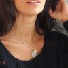 collar con abeja vintage y ágata blanca