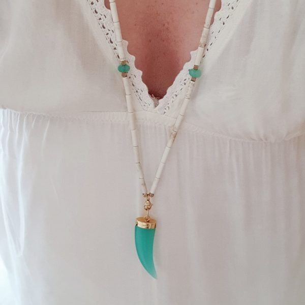 collar jade y howlite con cuerno calcedoinita aqua