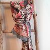fular pareo algodón 100% estampado floral en rosa y gris