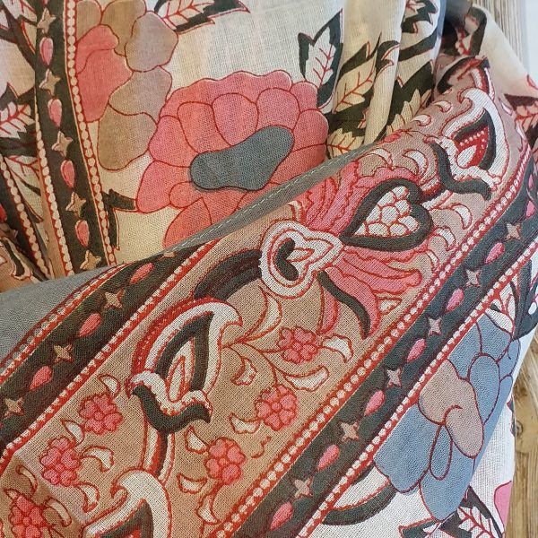 fular estampado floral rosa y gris