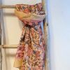 fular estampado floral rosa y ocre