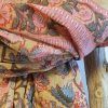 fular estampado floral multicolor fondo ocre