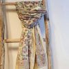 fular estampado floral en tonos pasteles