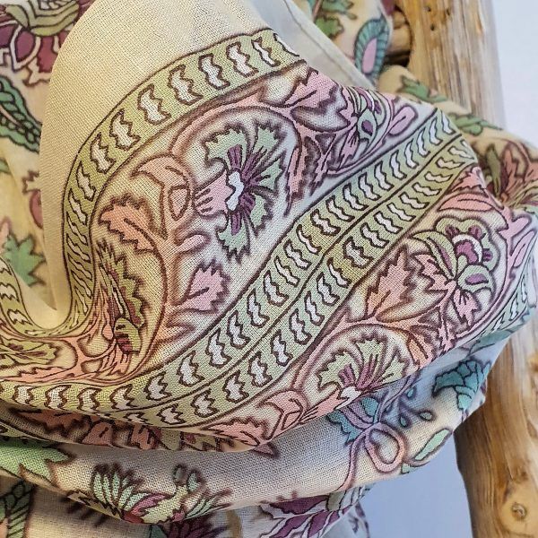 Fular pareo en fondo vainilla y estampado floral en tonos pasteles