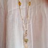 collar jade amarillo y howlite con colgante de piedras