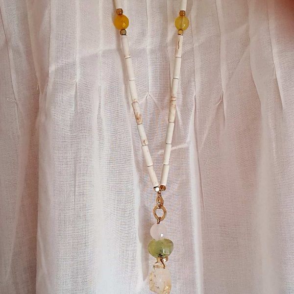 collar jade amarillo y howlite con colgante de piedras