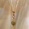 collar de howlite y jade amarillo con colgante de piedras