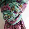 foulard azul turquesa y estampado floral lila y morado