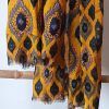 foulard de cashmere estampado en fondo mostaza