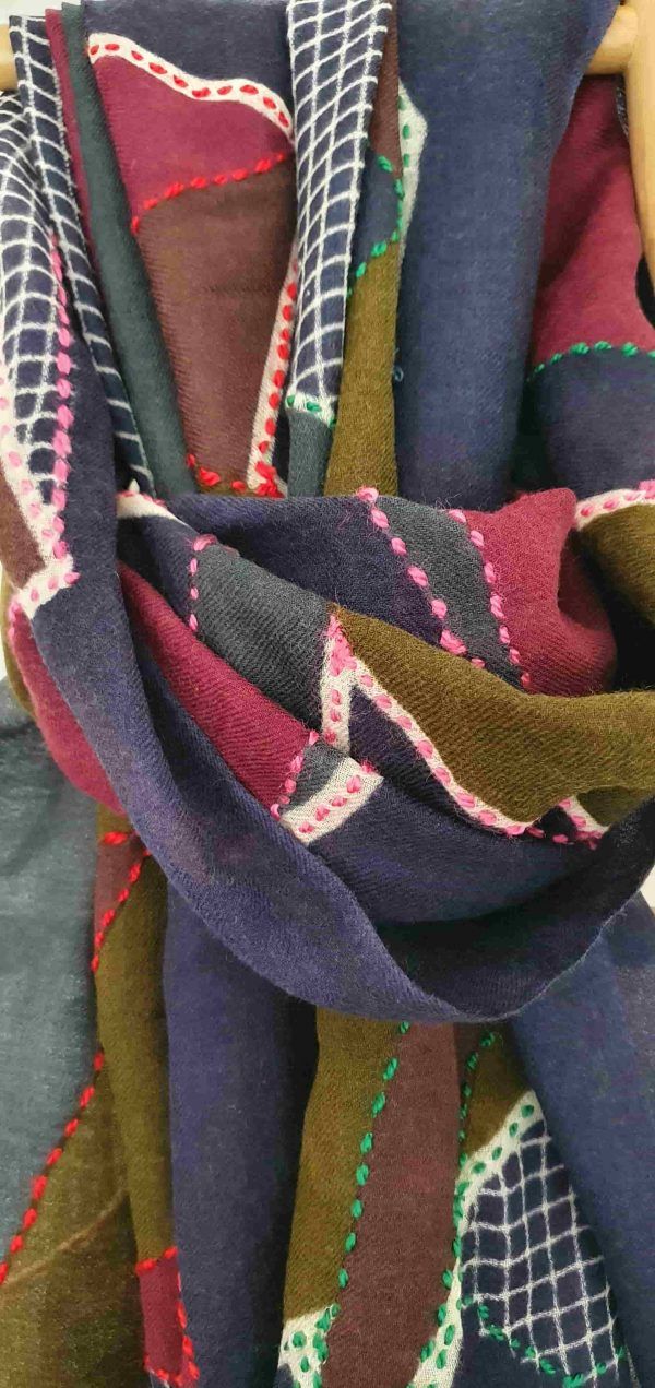 foulard de cashmere estampado y bordado a mano