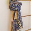 foulard algodón en tonos azules y cenefa dorada