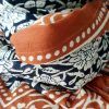 fular negro con estampado floral y cenefa en tostado