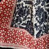 Fular grande de algodón 100% estampado floral negro y blanco y cenefa roja.