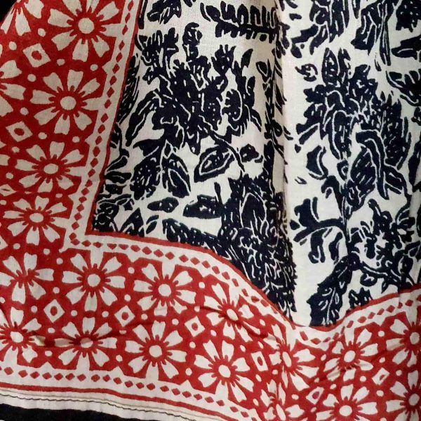 Fular grande de algodón 100% estampado floral negro y blanco y cenefa roja.