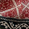 foulard estampado geométrico en rojo y negro