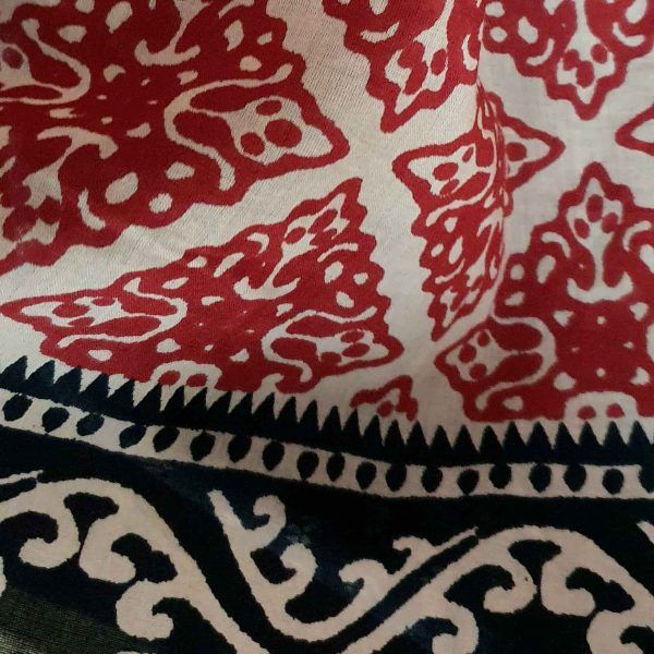 foulard estampado geométrico en rojo y negro