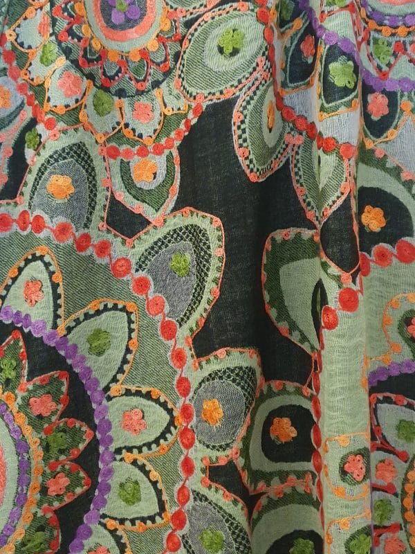 bufanda artesanal de lana pura bordada con estampado floral