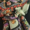 bufanda artesanal de lana pura bordada con estampado floral