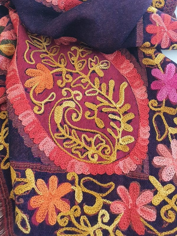 bufanda artesanal de lana pura reversible bordada