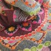 bufanda artesanal bordada reversible en morado y gris