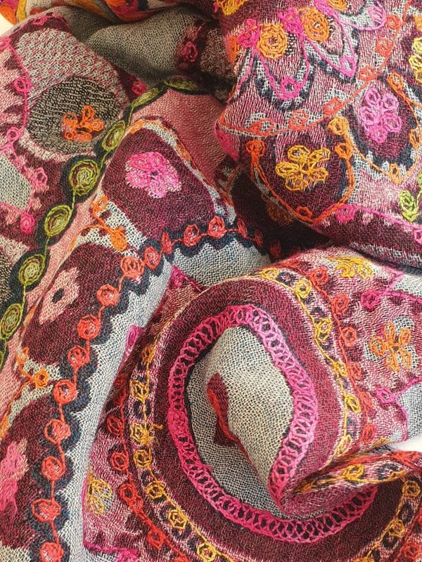 bufanda artesanal bordada reversible en morado y gris
