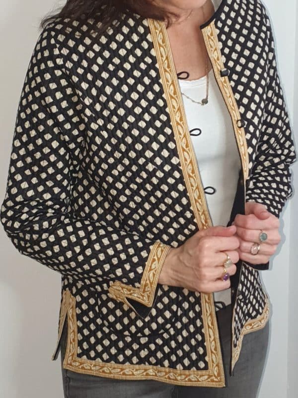 chaqueta algodón estampado geométrico y cenefa ocre