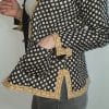 chaqueta algodón estampado geométrico y cenefa ocre