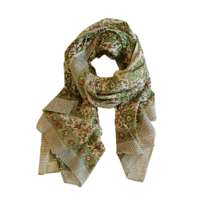 fular algodón estampado floral verde sobre fondo beige