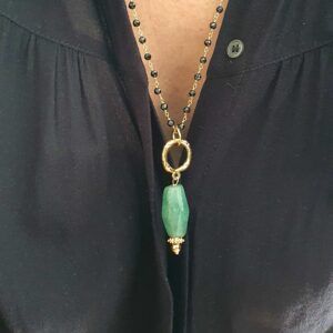 collar rosario negro de espinelas y colgante de aventurina