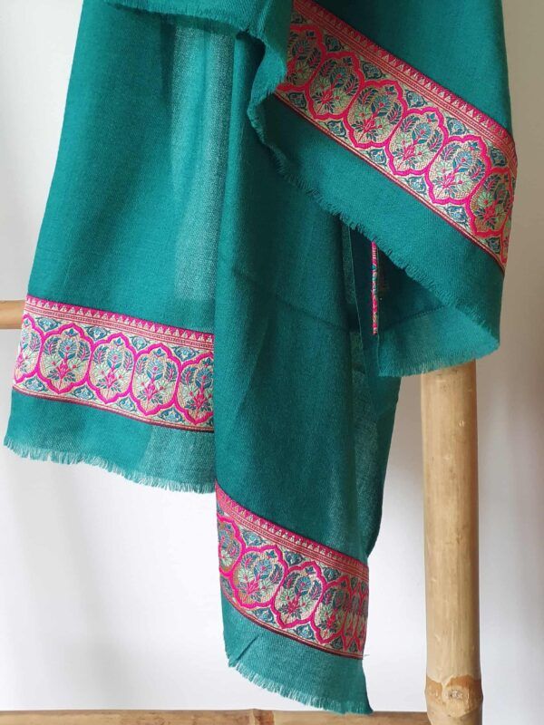 fular invierno cashmere verde mar y cenefa bordada