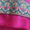 fular invierno cashmere fucsia con cenefa bordada