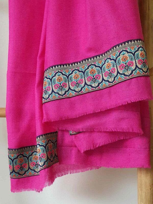 fular cashmere fucsia con cenefa bordada