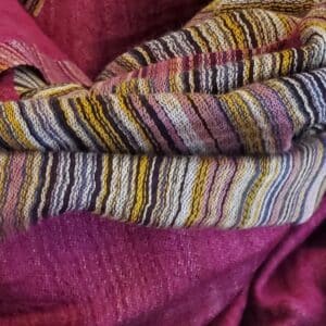foulard de cashmere en color vino y rayas