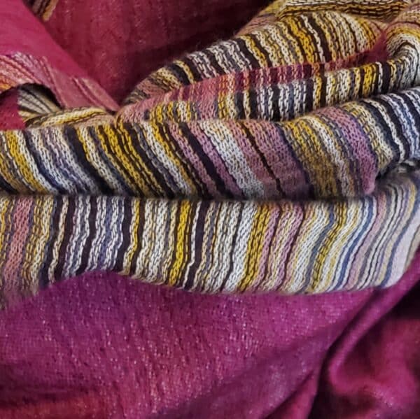 foulard de cashmere en color vino y rayas