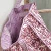 bolso grande de algodón estampado en rosa y lila
