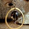 colgante Lottie con cadena de plata, aro chapado en oro y cristal facetado con amatista