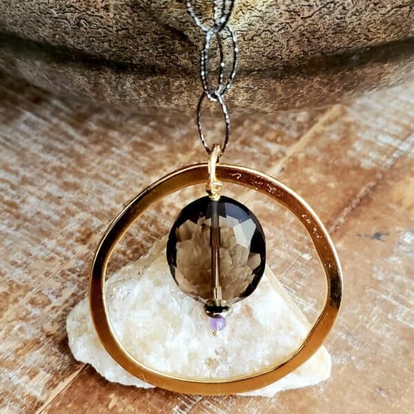 colgante Lottie con cadena de plata, aro chapado en oro y cristal facetado con amatista