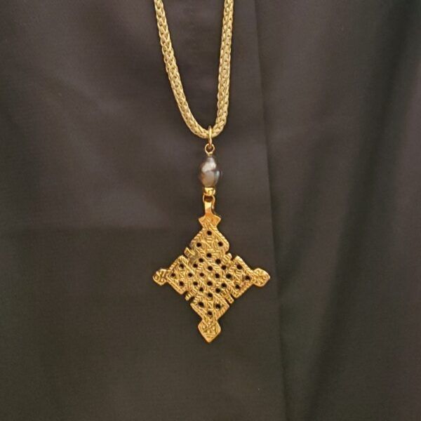 colgante de cruz con perla de río gris