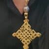colgante de cruz con perla de río gris