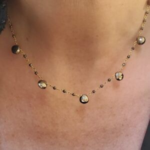 gargantilla de piritas facetadas montadas en cadena de plata de ley chapada en oro