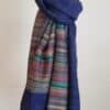 fular de cashmere en azul índigo y rayas