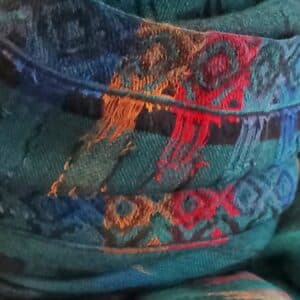 fular cashmere verde botella y estampado geométrico