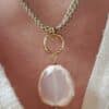 collar de ágata rosa chapado en oro de 24 quilates