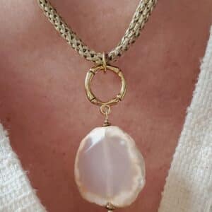 collar de ágata rosa chapado en oro de 24 quilates