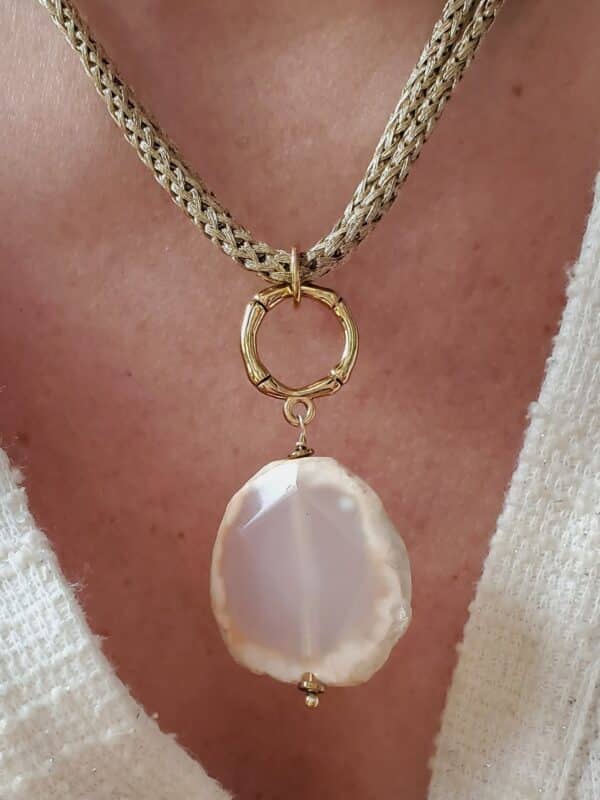 collar de ágata rosa chapado en oro de 24 quilates